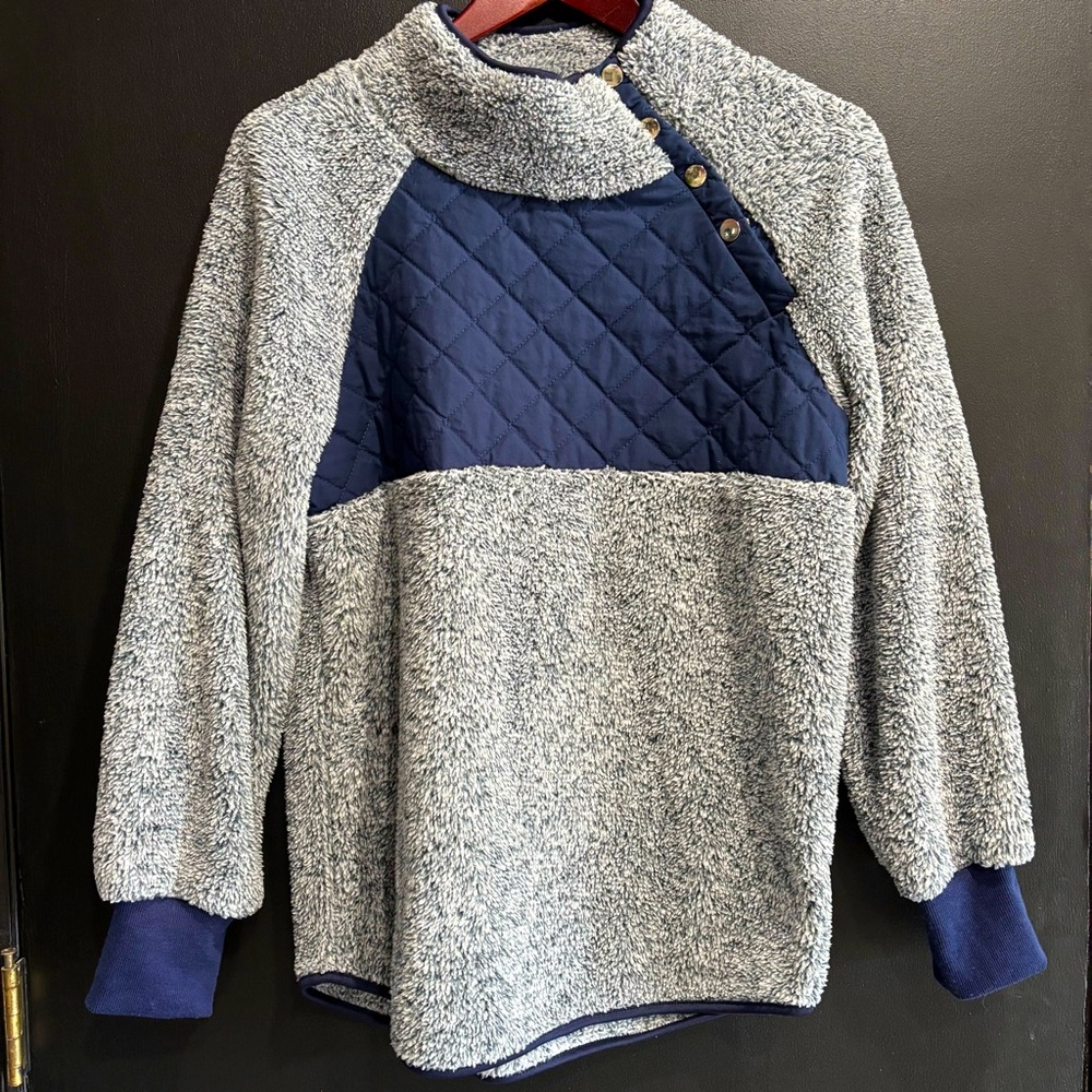 Women’s side snap mock neck fleece sweatshirt size Med blue & white EUC
